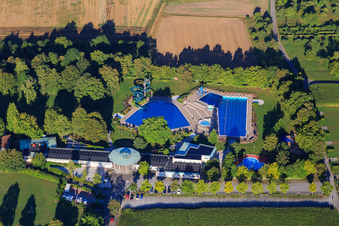 Vue aérienne de Piscine extérieure minérale Bönnigheim à Bönnigheim dans le département Bade-Wurtemberg, Allemagne