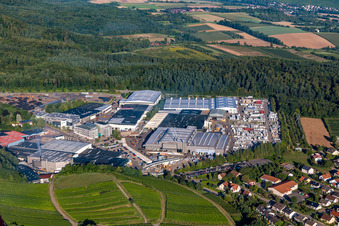 Vue aérienne de Locaux d'usine de Gerüstbau Layher GmbH dans le quartier Frauenzimmern à le quartier Eibensbach in Güglingen dans le département Bade-Wurtemberg, Allemagne