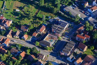Vue oblique de VBU Volksbank im Unterland eG - Succursale Zaberfeld, Alexander-Stift, Hôtel de Ville Zaberfeld et Église de Maurice à Zaberfeld dans le département Bade-Wurtemberg, Allemagne