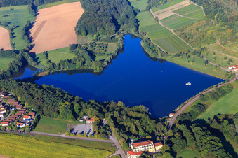 Vue aérienne de Lac Ehmetsklinge avec l'hôtel Seegasthof Zaberfeld à Zaberfeld dans le département Bade-Wurtemberg, Allemagne
