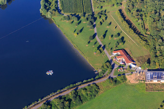 Vue aérienne de Lac Ehmetsklinge avec auberge au bord du lac à Zaberfeld dans le département Bade-Wurtemberg, Allemagne