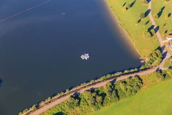 Vue aérienne de Lac Ehmetsklinge avec auberge au bord du lac à Zaberfeld dans le département Bade-Wurtemberg, Allemagne