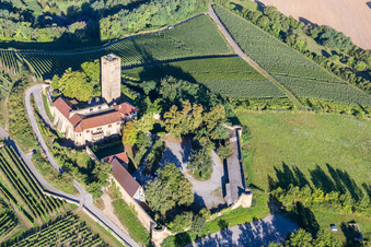 Vue aérienne de Forteresse de Ravensbourg avec restaurant-château sur une colline avec des vignobles à Sulzfeld dans le département Bade-Wurtemberg, Allemagne