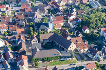 Vue aérienne de Église protestante à Sulzfeld dans le département Bade-Wurtemberg, Allemagne
