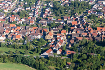 Vue aérienne de Bâtiment d'église au centre du village à Zaisenhausen dans le département Bade-Wurtemberg, Allemagne