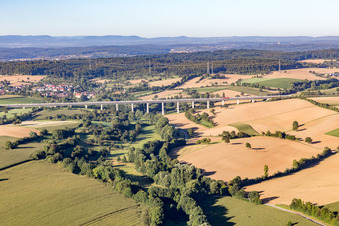 Vue aérienne de Pont de la vallée Bauerbach à le quartier Bauerbach in Bretten dans le département Bade-Wurtemberg, Allemagne