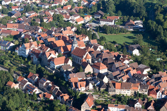Vue aérienne de Bâtiment de l'église Saint-Martin au centre du village à le quartier Gochsheim in Kraichtal dans le département Bade-Wurtemberg, Allemagne