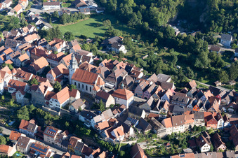 Vue aérienne de Bâtiment d'église au centre du village à le quartier Gochsheim in Kraichtal dans le département Bade-Wurtemberg, Allemagne
