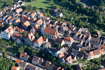 Vue aérienne de Saint-Martin vu du sud-est à le quartier Gochsheim in Kraichtal dans le département Bade-Wurtemberg, Allemagne