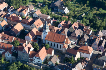 Vue aérienne de Saint-Martin vu du sud-est à le quartier Gochsheim in Kraichtal dans le département Bade-Wurtemberg, Allemagne