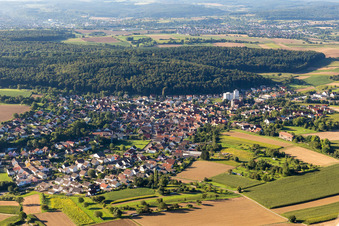 Vue aérienne de Vue des rues et des maisons dans les quartiers résidentiels à le quartier Neibsheim in Bretten dans le département Bade-Wurtemberg, Allemagne