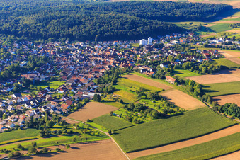 Vue aérienne de Vue du village depuis le nord à le quartier Neibsheim in Bretten dans le département Bade-Wurtemberg, Allemagne