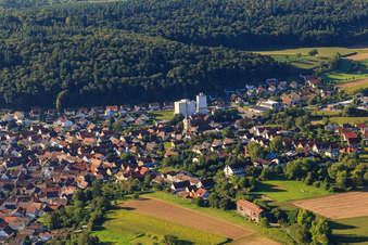 Vue aérienne de Vue du village depuis le nord à le quartier Neibsheim in Bretten dans le département Bade-Wurtemberg, Allemagne