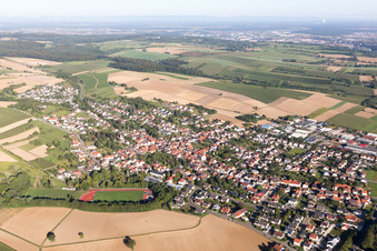 Vue aérienne de Champs agricoles et terres agricoles à le quartier Helmsheim in Bruchsal dans le département Bade-Wurtemberg, Allemagne