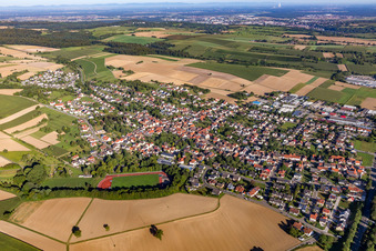 Vue aérienne de Champs agricoles et terres agricoles à le quartier Helmsheim in Bruchsal dans le département Bade-Wurtemberg, Allemagne