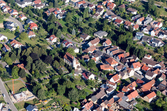 Vue aérienne de Bâtiment d'église au centre du village à le quartier Helmsheim in Bruchsal dans le département Bade-Wurtemberg, Allemagne