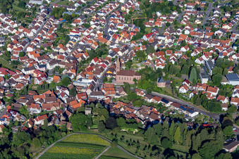 Vue aérienne de Vue des rues et des maisons dans les quartiers résidentiels à le quartier Obergrombach in Bruchsal dans le département Bade-Wurtemberg, Allemagne