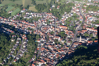 Vue aérienne de Rue Büchenauer à le quartier Untergrombach in Bruchsal dans le département Bade-Wurtemberg, Allemagne