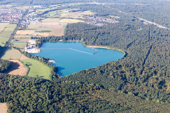 Vue aérienne de Lac de carrière Weingarten à Weingarten dans le département Bade-Wurtemberg, Allemagne