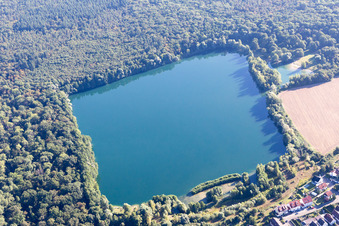 Vue aérienne de Lac de carrière Untergrombach à le quartier Untergrombach in Bruchsal dans le département Bade-Wurtemberg, Allemagne