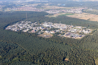 Vue aérienne de Campus universitaire KIT - Campus Nord (ancien Centre de recherche nucléaire de Karlsruhe) à le quartier Leopoldshafen in Eggenstein-Leopoldshafen dans le département Bade-Wurtemberg, Allemagne