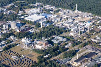Vue oblique de Campus universitaire KIT - Campus Nord (ancien Centre de recherche nucléaire de Karlsruhe) à le quartier Leopoldshafen in Eggenstein-Leopoldshafen dans le département Bade-Wurtemberg, Allemagne