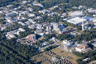 Campus universitaire KIT - Campus Nord (ancien Centre de recherche nucléaire de Karlsruhe) à le quartier Leopoldshafen in Eggenstein-Leopoldshafen dans le département Bade-Wurtemberg, Allemagne d'en haut