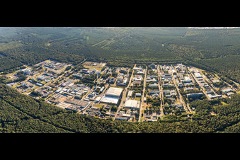 Vue aérienne de Panorama Perspective Campus-University KIT - Campus Nord (ancien Centre de recherche nucléaire de Karlsruhe) dans le Haardtwald à le quartier Leopoldshafen in Eggenstein-Leopoldshafen dans le département Bade-Wurtemberg, Allemagne