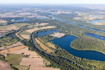 Vue aérienne de Centrale de mélange de béton et de matériaux de construction de Lithonplus GmbH & Co. KG au lac de carrière Fuchs & Gros à le quartier Eggenstein in Eggenstein-Leopoldshafen dans le département Bade-Wurtemberg, Allemagne
