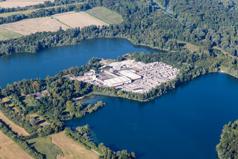 Vue aérienne de Centrale de mélange de béton et de matériaux de construction de Lithonplus GmbH & Co. KG au lac de carrière Fuchs & Gros à le quartier Eggenstein in Eggenstein-Leopoldshafen dans le département Bade-Wurtemberg, Allemagne