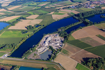 Vue aérienne de Gravière de Heidelberg Materials Mineralik sur le Vieux Rhin et le Polder Neupotz à Neupotz dans le département Rhénanie-Palatinat, Allemagne