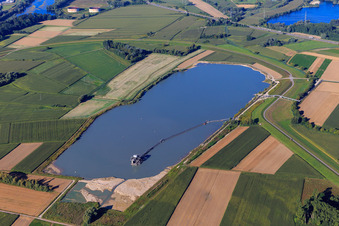 Vue aérienne de Lac de carrière sur le polder et le fossé rhénan à Jockgrim dans le département Rhénanie-Palatinat, Allemagne