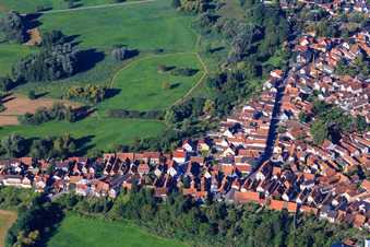 Vue aérienne de Bahnhofstraße et Hinterstädel depuis le nord à Jockgrim dans le département Rhénanie-Palatinat, Allemagne