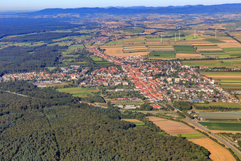 Vue aérienne de Vue d'ensemble de la ville depuis l'est à Kandel dans le département Rhénanie-Palatinat, Allemagne
