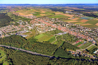 Vue aérienne de Vue d'ensemble de la ville depuis l'est à Kandel dans le département Rhénanie-Palatinat, Allemagne