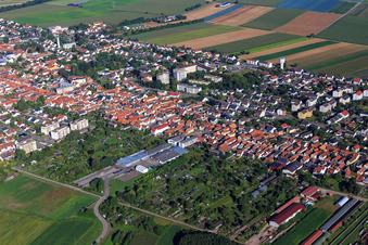 Vue aérienne de Jardins Unterkandler avec DBK et Rheinstr à Kandel dans le département Rhénanie-Palatinat, Allemagne