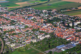 Vue aérienne de Centre-ville depuis le sud-est à Kandel dans le département Rhénanie-Palatinat, Allemagne