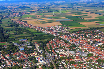 Vue oblique de Vue d'ensemble de la ville depuis l'est à Kandel dans le département Rhénanie-Palatinat, Allemagne
