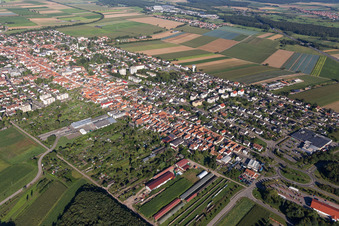 Vue aérienne de Vue des rues et des maisons dans les quartiers résidentiels à Kandel dans le département Rhénanie-Palatinat, Allemagne