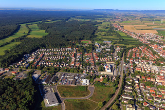 Vue d'ensemble de la ville depuis l'est à Kandel dans le département Rhénanie-Palatinat, Allemagne vue d'en haut