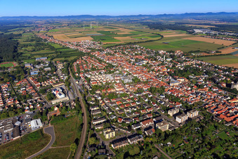 Vue d'ensemble de la ville depuis l'est à Kandel dans le département Rhénanie-Palatinat, Allemagne depuis l'avion