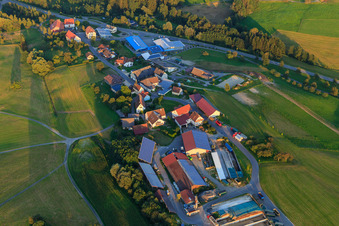 Vue aérienne de Ferme d'une ferme Mathäus Muffler Agriculture et Fecht Hydraulics & Machinery Service GmbH à Mühlingen dans le département Bade-Wurtemberg, Allemagne