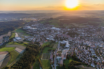Vue aérienne de Coucher de soleil sur le paysage de Hegau à Stockach dans le département Bade-Wurtemberg, Allemagne