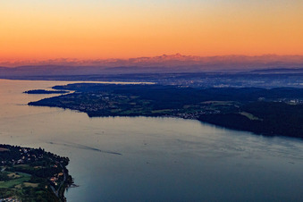 Vue aérienne de Panorama alpin du soir au sud-est du lac de Constance à le quartier Allmannsdorf in Konstanz dans le département Bade-Wurtemberg, Allemagne
