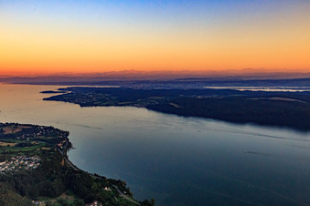 Vue aérienne de Panorama alpin du soir au sud-est du lac de Constance à le quartier Allmannsdorf in Konstanz dans le département Bade-Wurtemberg, Allemagne