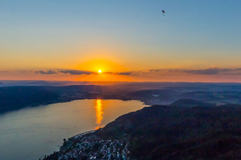 Vue aérienne de Coucher de soleil en parapente près de Sipplingen/Lac de Constance à le quartier Bodman in Bodman-Ludwigshafen dans le département Bade-Wurtemberg, Allemagne