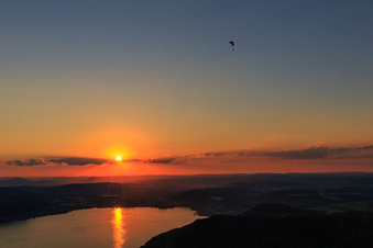 Vue aérienne de Coucher de soleil sur le lac d'Überlingen en parapente à Bodman-Ludwigshafen dans le département Bade-Wurtemberg, Allemagne