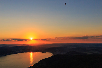 Vue aérienne de Coucher de soleil sur le lac d'Überlingen en parapente à Bodman-Ludwigshafen dans le département Bade-Wurtemberg, Allemagne