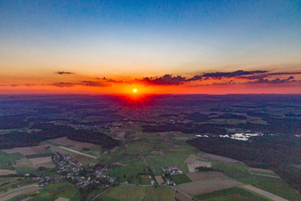 Vue aérienne de Coucher de soleil à le quartier Mindersdorf in Hohenfels dans le département Bade-Wurtemberg, Allemagne