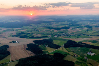 Vue aérienne de Coucher de soleil sur le paysage de Hegau à le quartier Boll in Sauldorf dans le département Bade-Wurtemberg, Allemagne